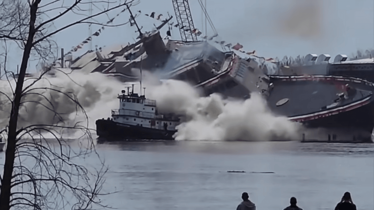 lcs-31-uss-cleveland-launch-crashed-into-tugboat.png