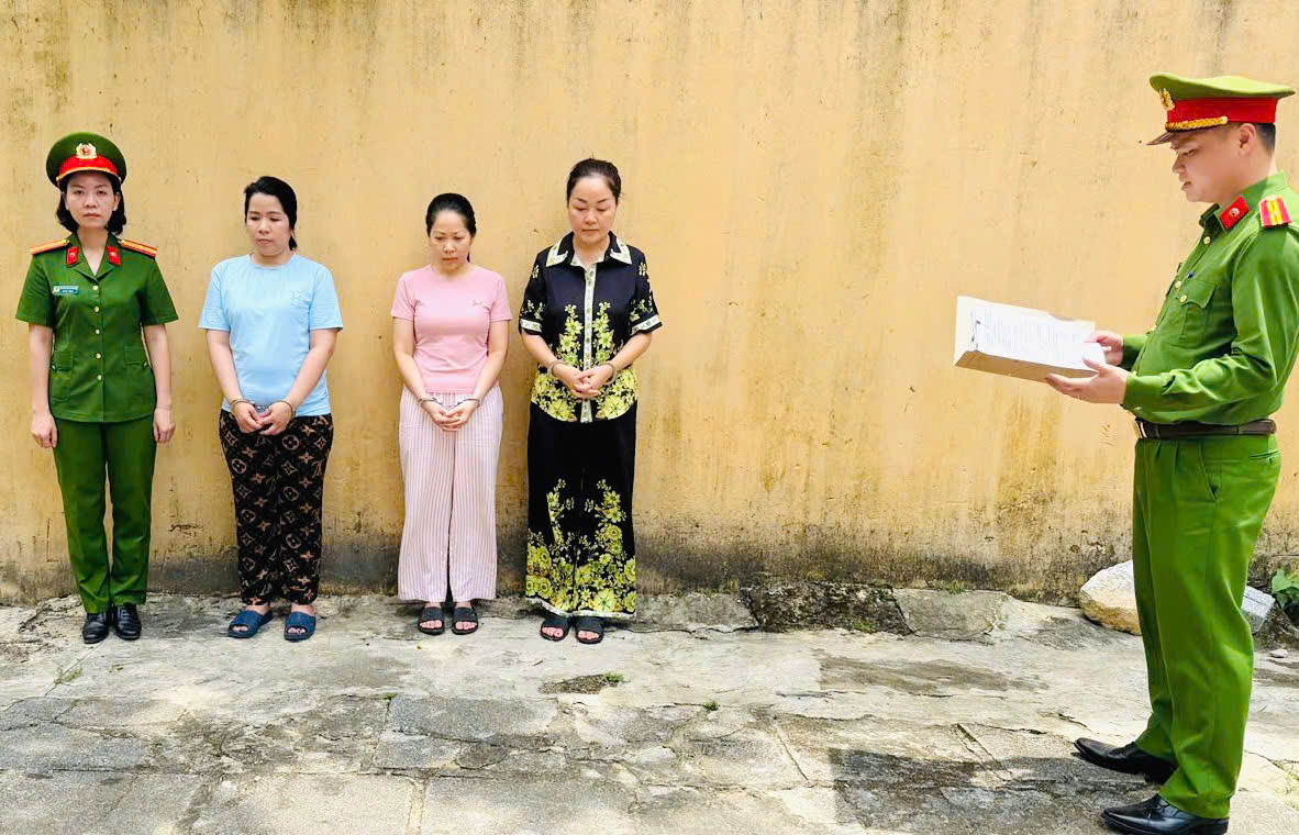 Từ phải sang trong nhóm ba phụ nữ: Hoàng Thị Thanh Nga, chủ tiệm vàng Ngọc Châu Âu; Nguyễn Thị Liên, chủ tiệm vàng Ngọc Tâm; và Trần Tiễn Như Nghi nghe công bố quyết định khởi tố. Ảnh: Công an tỉnh Thanh Hóa.