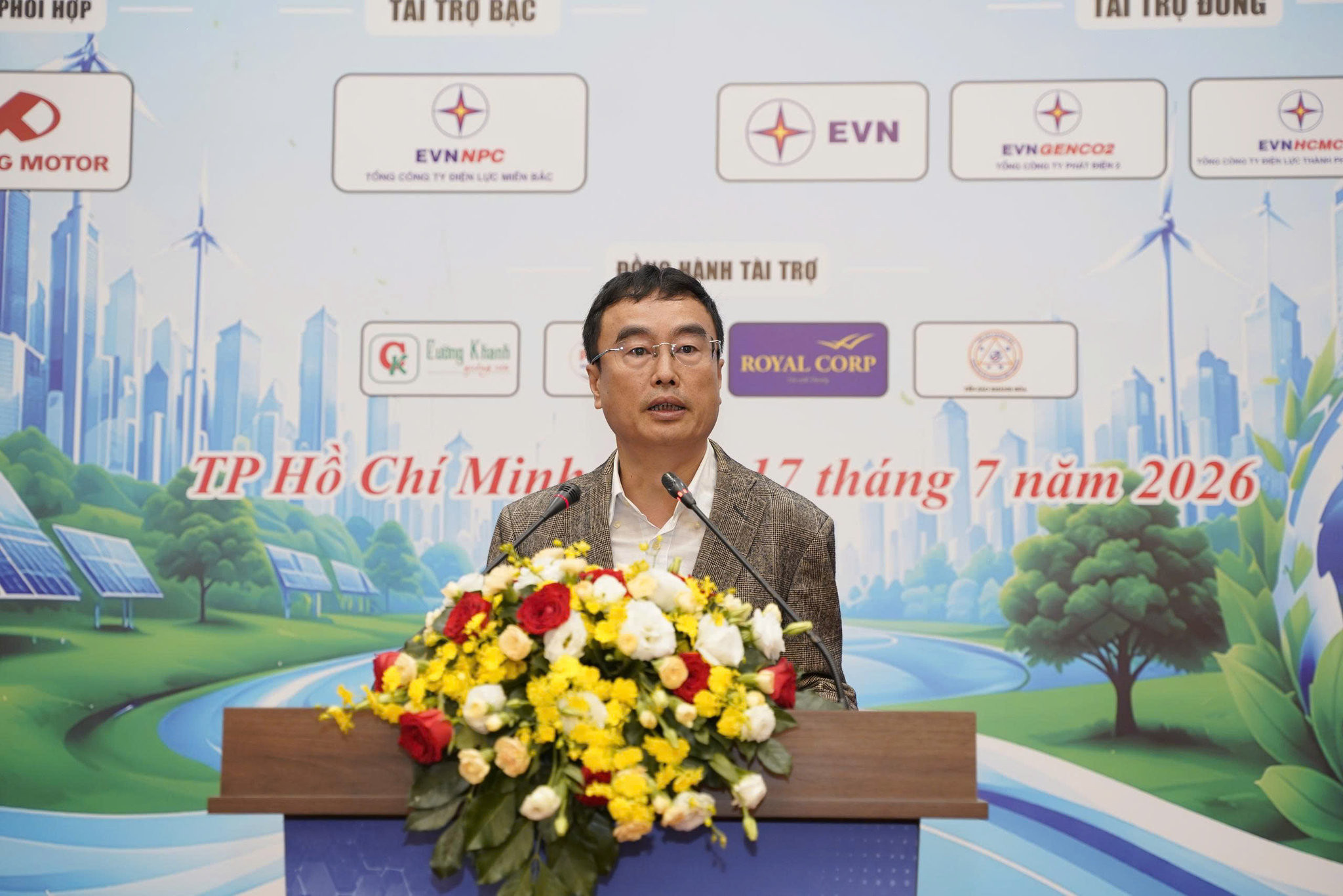 GS.TS Võ Xuân Vinh trình bày tham luận tại Hội thảo