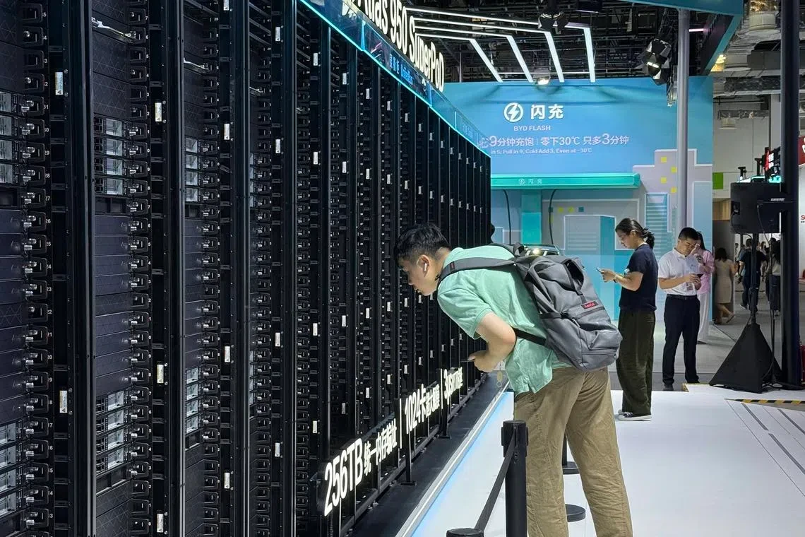 Khách tham quan xem hệ thống siêu máy tính Atlas 950 SuperPod của Huawei tại WAIC. Ảnh: ST