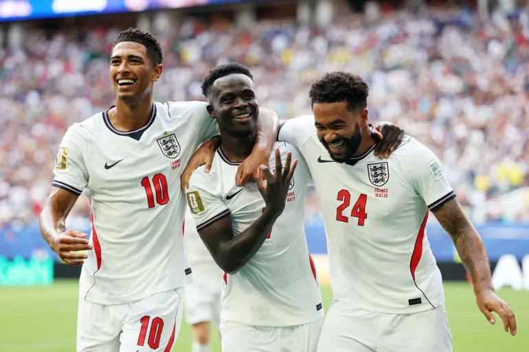 Saka ăn mừng cùng Jude Bellingham và Reece James khi hoàn thành cú hat-trick trước Pháp. Ảnh: Reuters