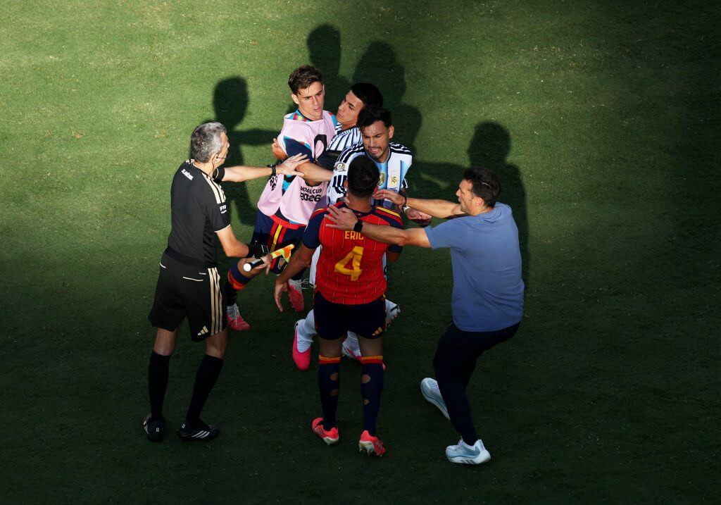 Messi như đứa trẻ mách cô giáo, Argentina tự làm xấu hình ảnh bằng sự cay cú (2)