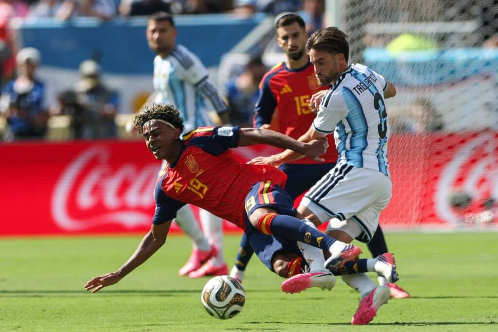 Messi như đứa trẻ mách cô giáo, Argentina tự làm xấu hình ảnh bằng sự cay cú