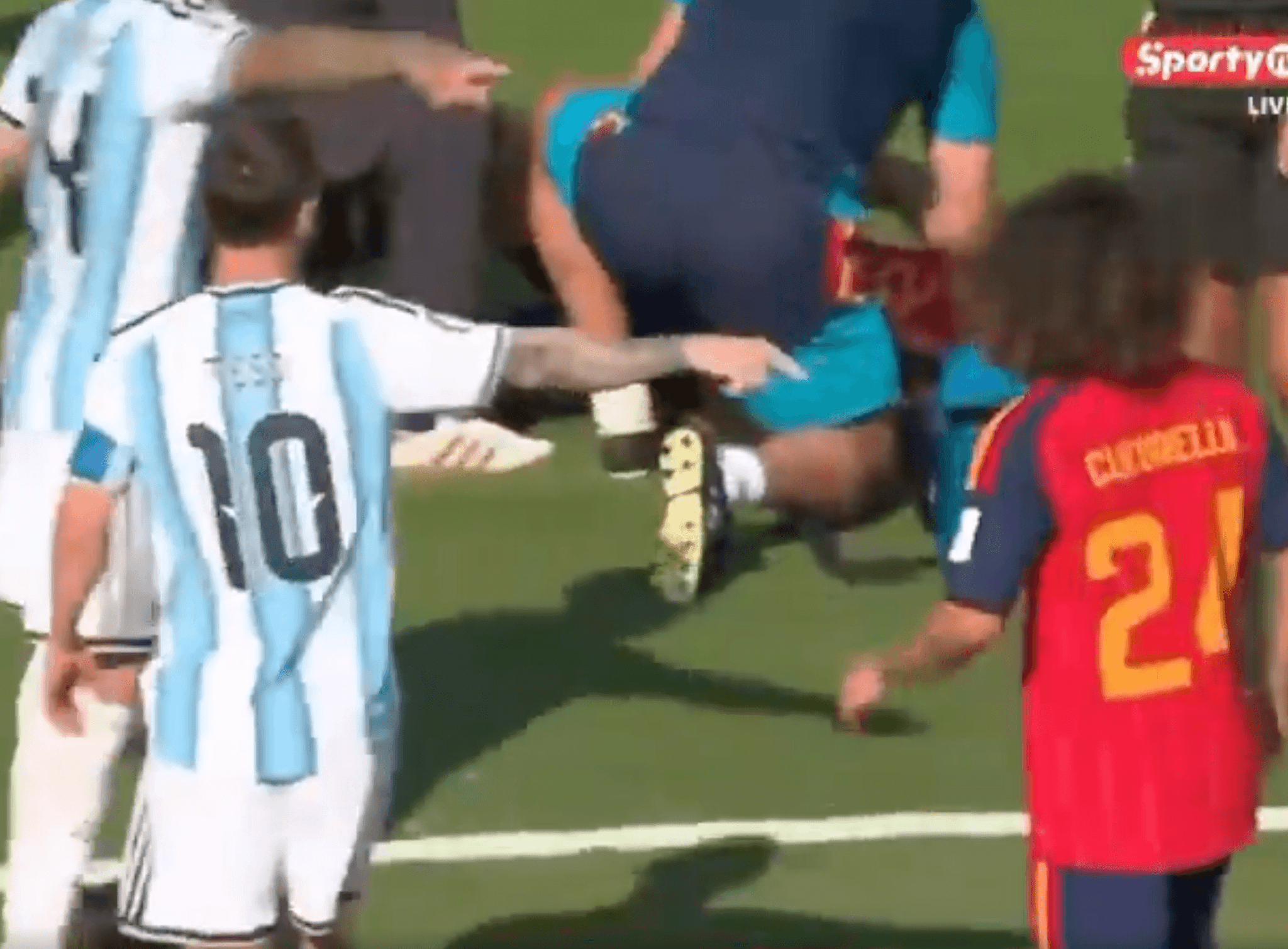 Messi như đứa trẻ mách cô giáo, Argentina tự làm xấu hình ảnh bằng sự cay cú