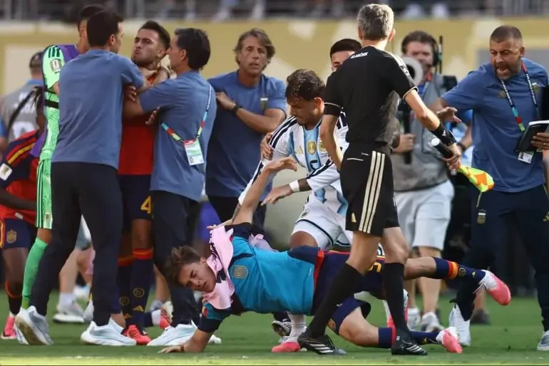 Messi như đứa trẻ mách cô giáo, Argentina tự làm xấu hình ảnh bằng sự cay cú