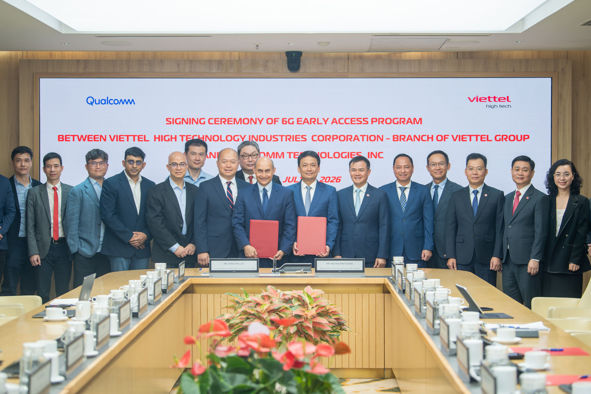 Tổng Giám đốc Viettel High Tech Nguyễn Minh Quang ký kết chương trình Truy cập sớm nền tảng 6G cùng ông Durga Malladi
