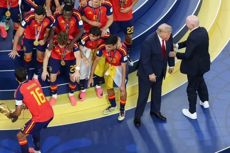 Ông Trump và Infantino làm lu mờ lễ trao cúp World Cup vì khoảnh khắc khó xử