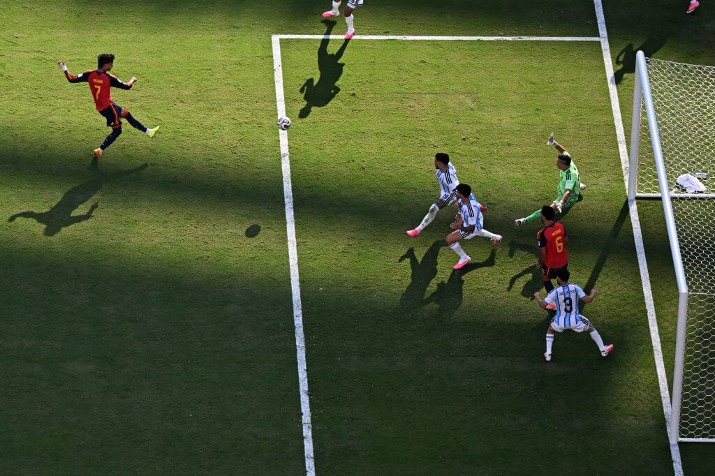 Rodri giành Quả bóng vàng World Cup, Tây Ban Nha khóa chặt Messi như thế nào (2)