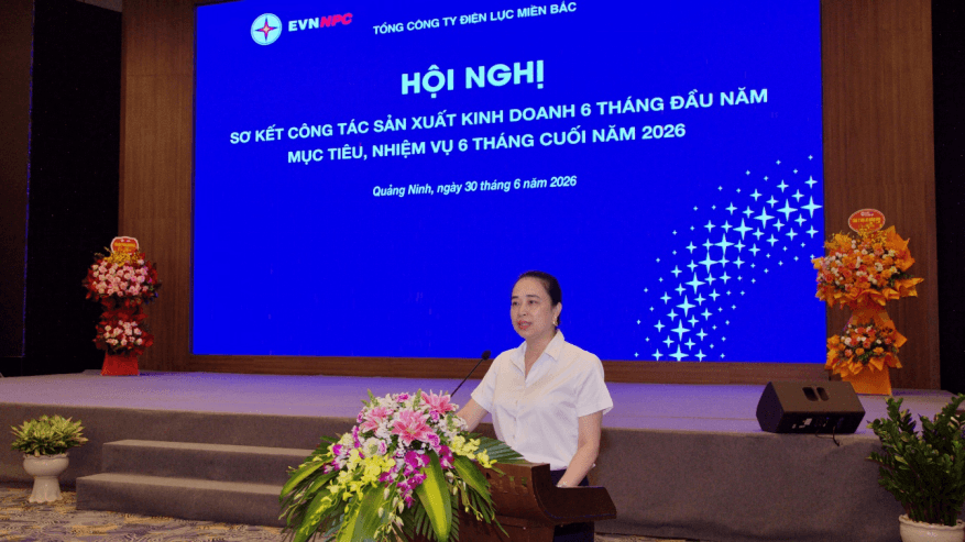 Bà Đỗ Nguyệt Ánh – Chủ tịch Hội đồng thành viên EVNNPC phát biểu chỉ đạo tại Hội nghị sơ kết công tác sản xuất kinh doanh 6 tháng đầu năm 2026, đánh giá toàn diện kết quả thực hiện nhiệm vụ 6 tháng đầu năm và định hướng các giải pháp trọng tâm nhằm hoàn thành toàn diện kế hoạch năm 2026