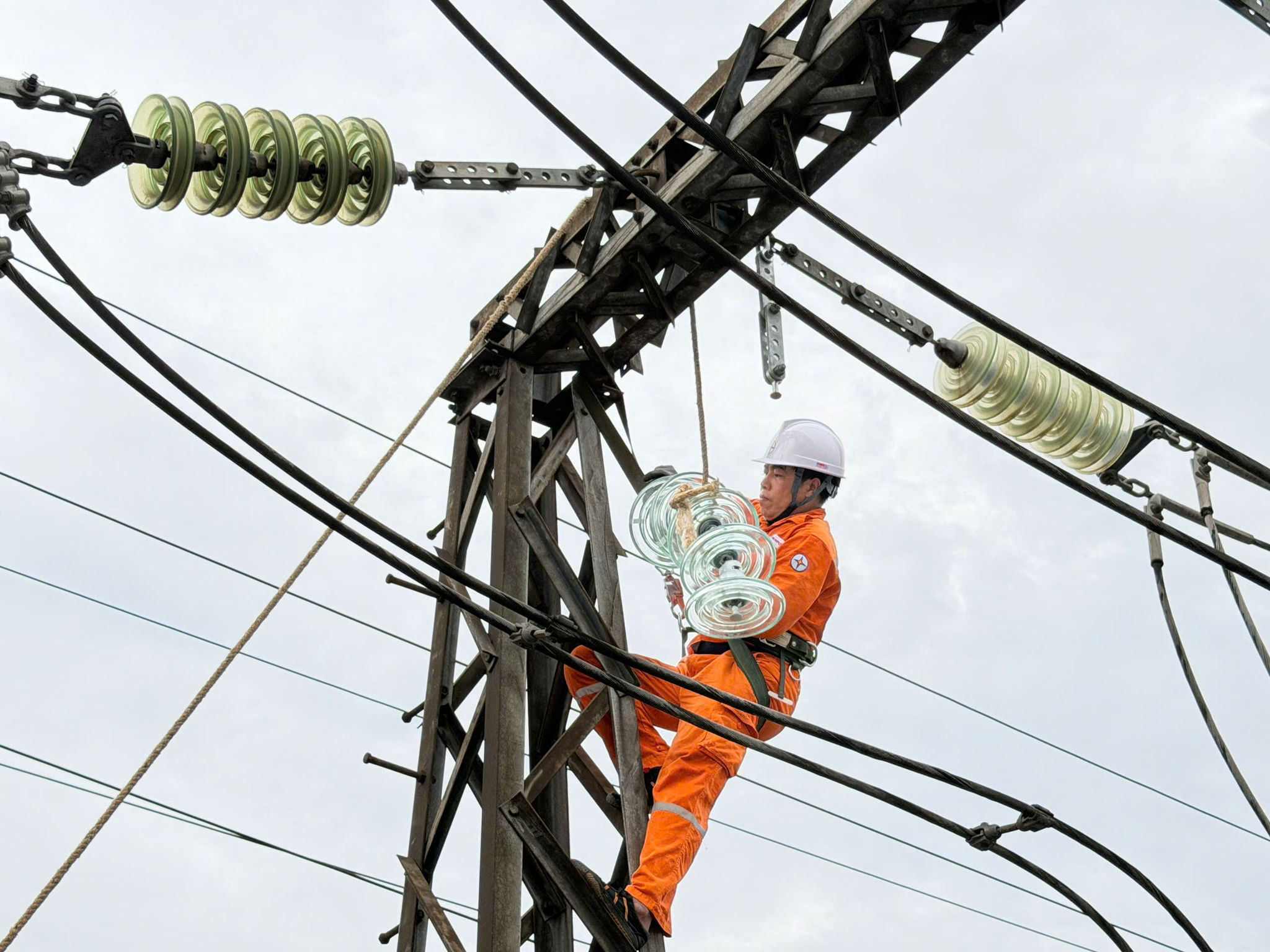 Cán bộ kỹ thuật EVNNPC kiểm tra tình trạng thiết bị tại Trạm biến áp 110kV, góp phần bảo đảm vận hành an toàn, ổn định hệ thống điện