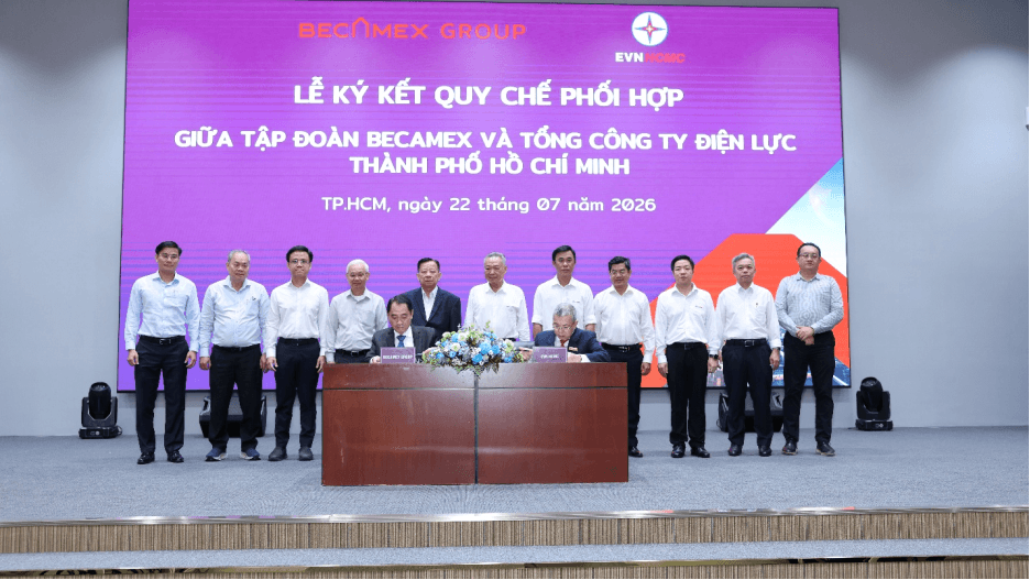 Tổng giám đốc EVNHCMC và Tổng giám đốc Becamex Group thực hiện nghi thức ký kết Quy chế phối hợp dưới sự chứng kiến của lãnh đạo hai đơn vị.