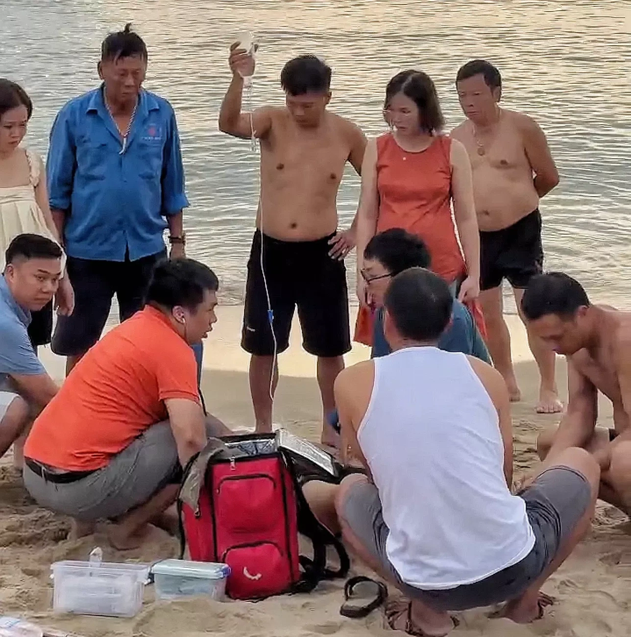5 bác sĩ Tuyên Quang đi du lịch cứu người đuối nước ở biển Nhật Lệ