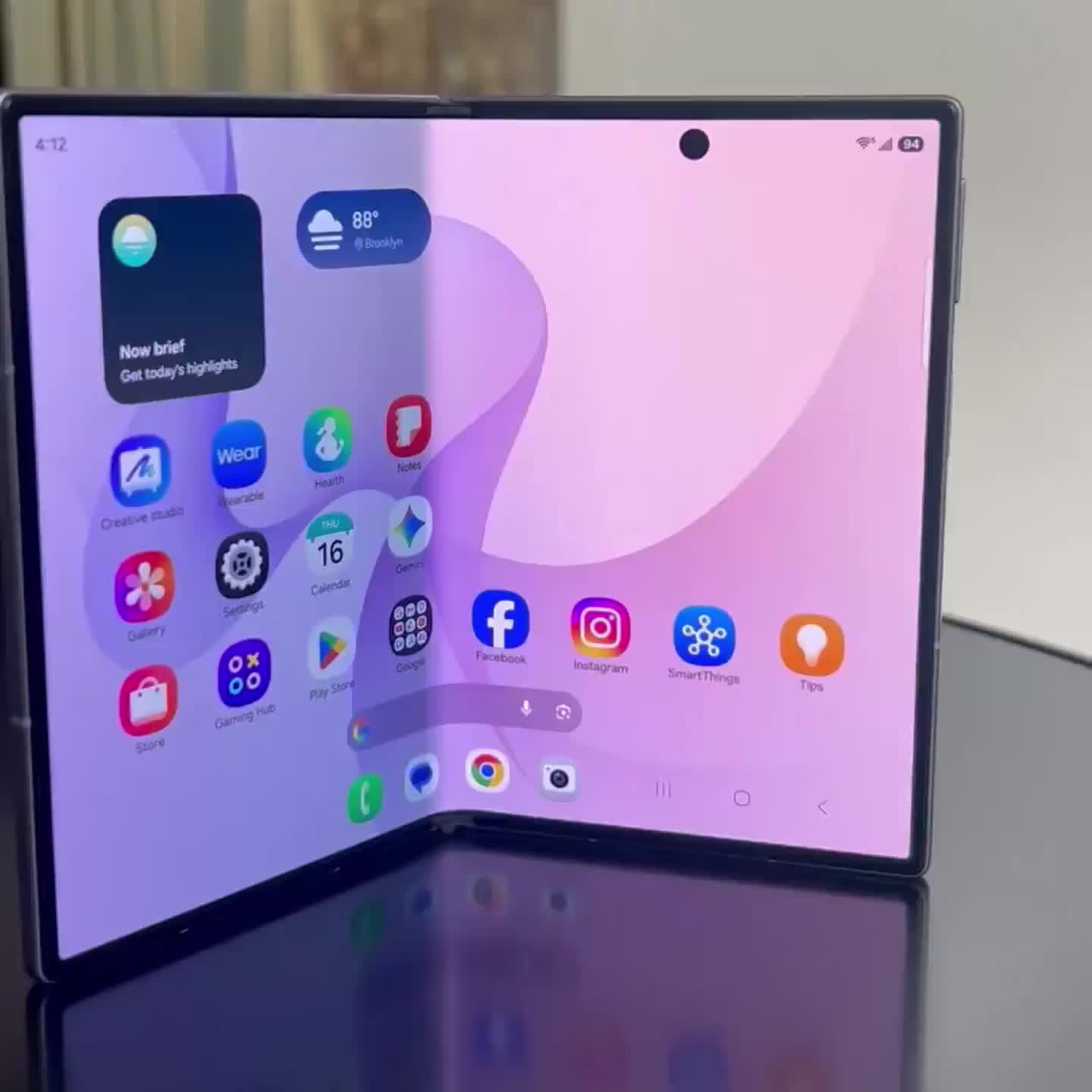 Galaxy Z Fold8 hé lộ diện mạo iPhone gập