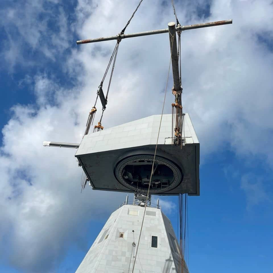us-navy-removes-first-155mm-ags-from-uss-zumwalt-at-ingalls-shipbuilding.jpg