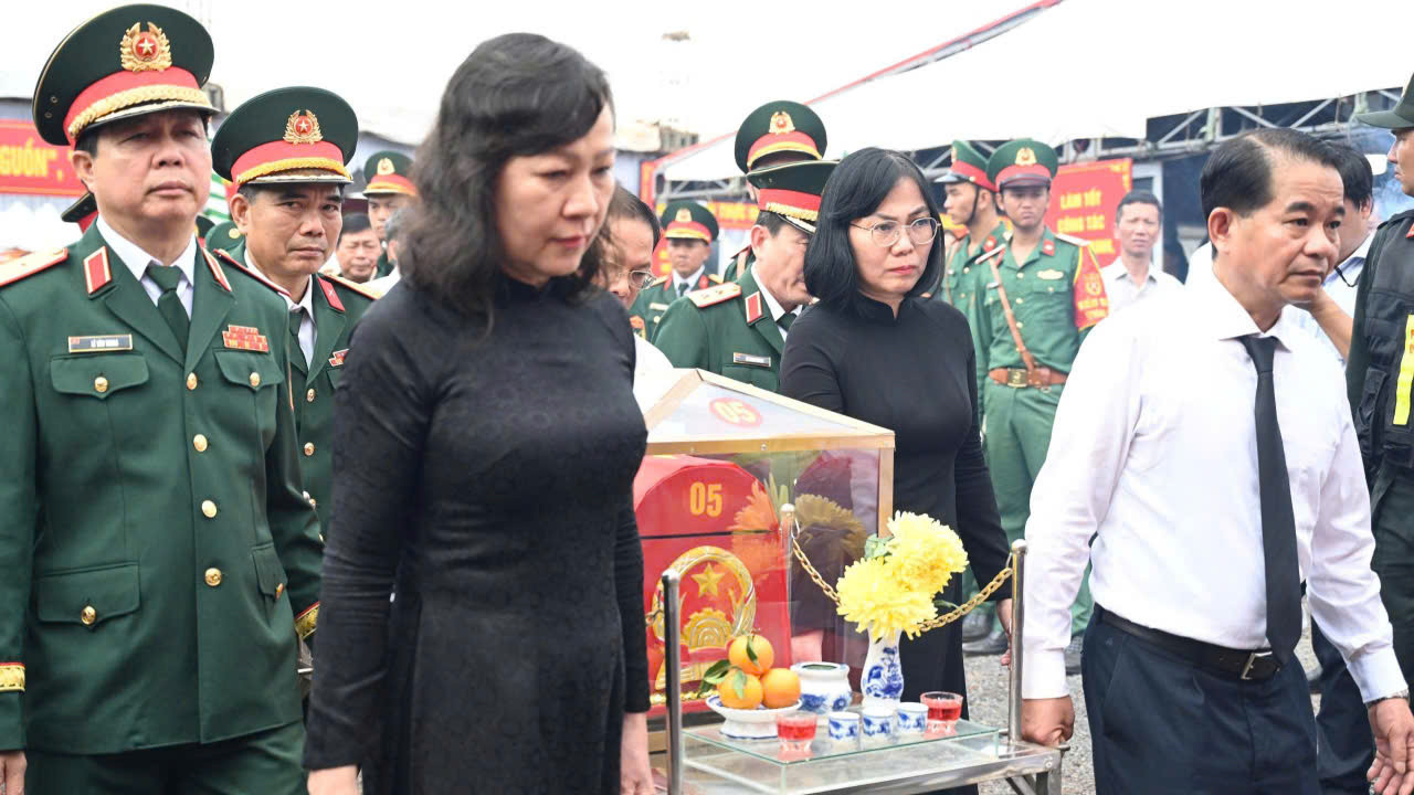 Lãnh đạo Thành uỷ, UBND TP. Đồng Nai cùng các đại biểu đưa hài cốt liệt sĩ về nơi quy tập. Ảnh: Hoàng Bắc. 