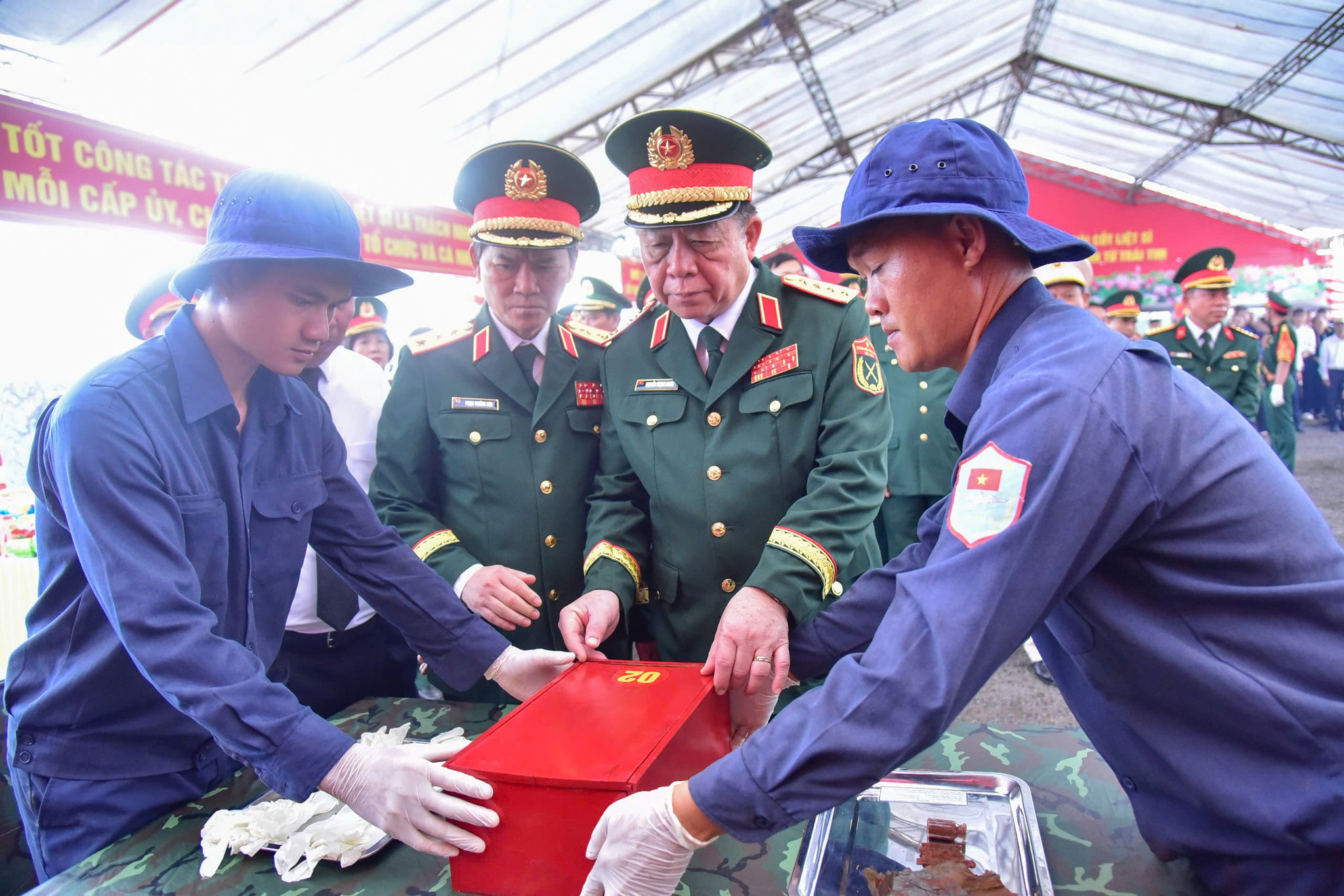 Đại tướng Nguyễn Trọng Nghĩa chứng kiến lực lượng lấy mẫu hài cốt liệt sĩ. Ảnh: Đức Nhân.