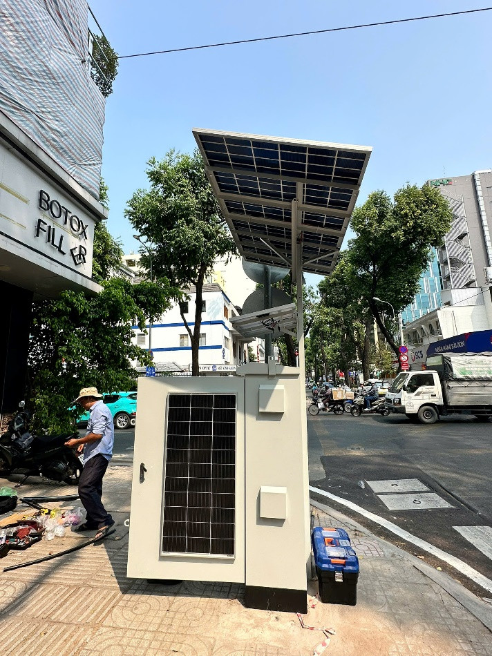 Hình ảnh lắp đặt trạm quan trắc chất lượng nước trực tuyến tại số 50 Phạm Ngọc Thạch.