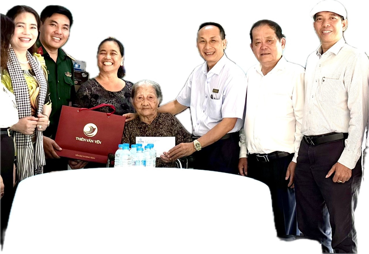 Tập đoàn Quốc tế Á Châu đồng hành với Chi hội doanh nhân Tây Sài Gòn và BCH phòng thủ khu vực 3 – Bộ Tư Lệnh TP,.Hồ Chí Minh thăm Mẹ Việt Nam Anh hùng Nguyễn Thị Hảnh sinh năm 1925 tại ấp Xóm Trà, xã An Nhơn Tây,TP. HCM