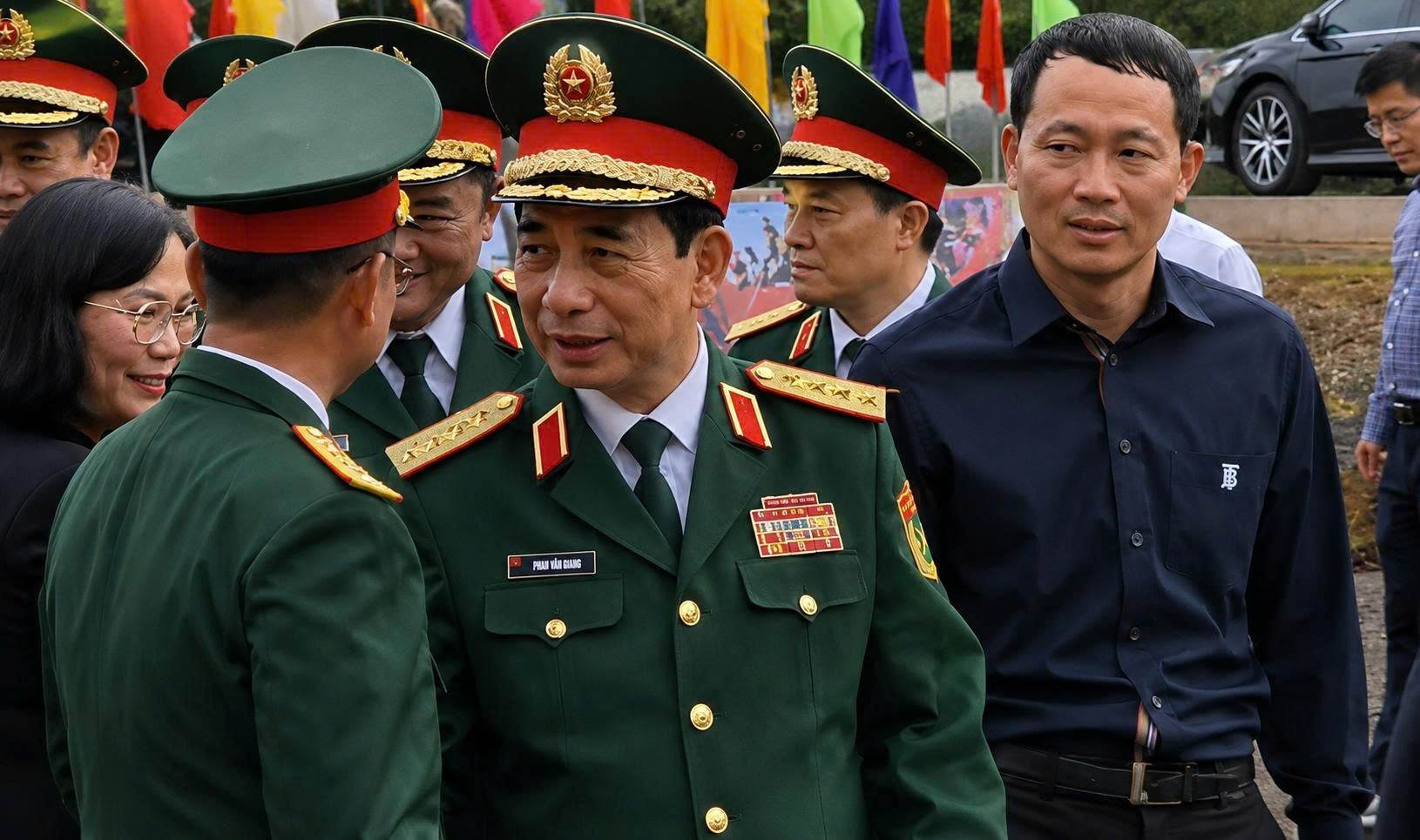 Đại tướng Phan Văn Giang đáp trực thăng xuống điểm tìm kiếm hài cốt liệt sĩ ở Đồng Nai 