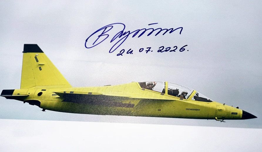 Chữ ký của Tổng thống Nga Vladimir Putin trên ảnh nguyên mẫu Yak-130M. Ảnh: Kommersant