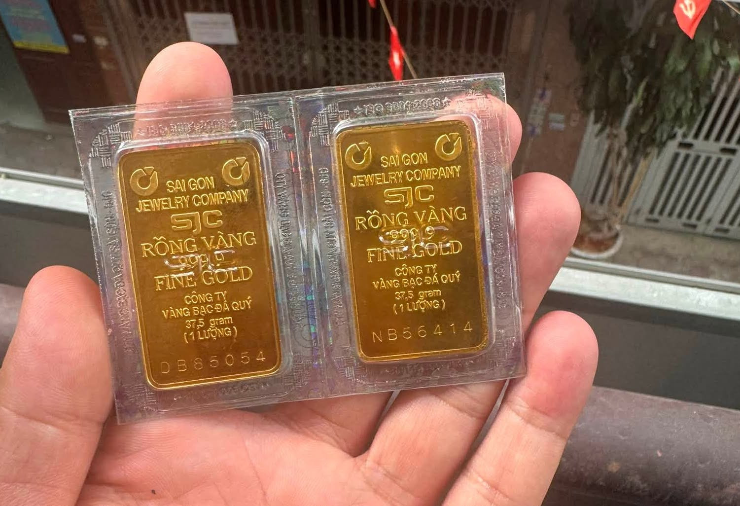Giá vàng hôm nay 28/7: Vì sao bước ra khỏi tiệm vàng, tài sản đã bốc hơi 3%? 