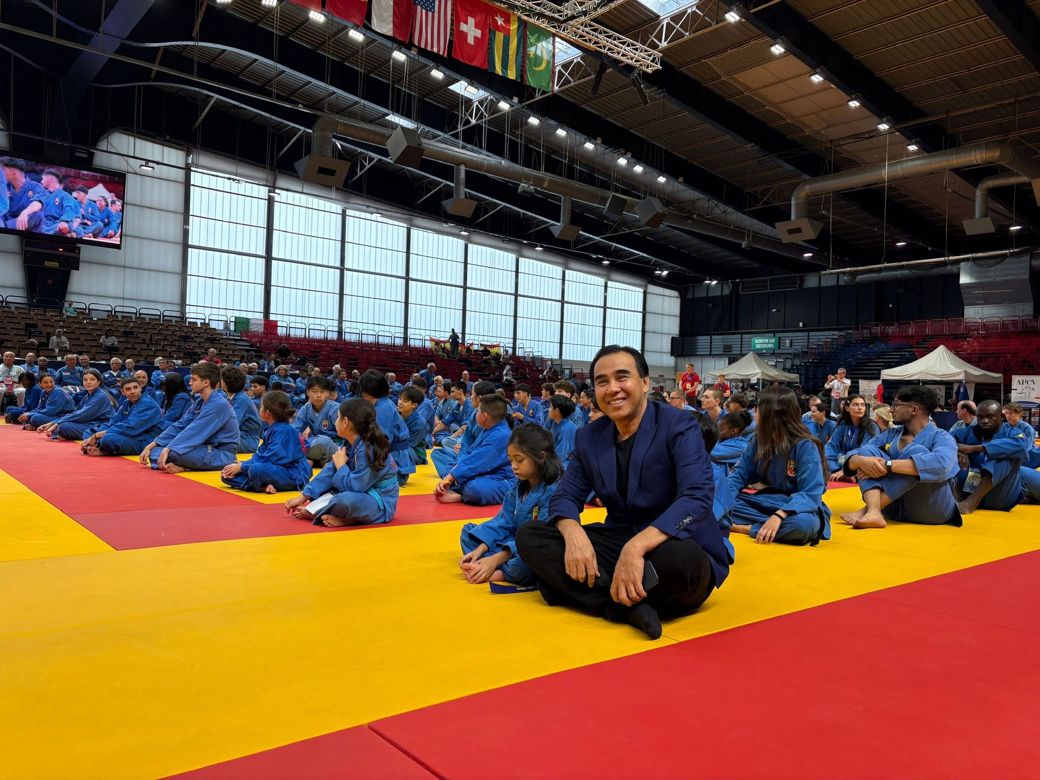 Các võ sinh thiếu nhi Vovinam từ nhiều quốc gia tập trung tại World Cup Paris 2026 - những gương mặt đủ màu da, ngôn ngữ khác nhau nhưng cùng khoác võ phục xanh.
