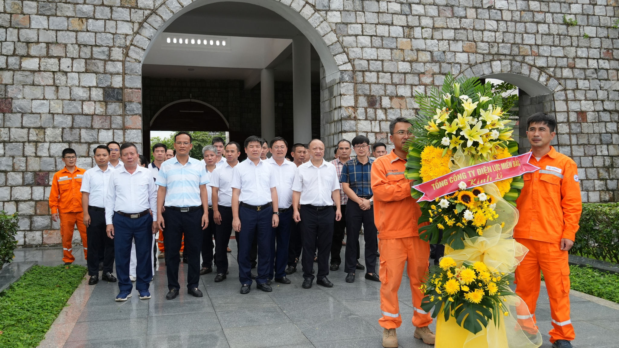 Ông Vũ Anh Phương – Phó Tổng Giám đốc EVNNPC cùng đoàn công tác thành kính dâng hương tưởng niệm các Anh hùng liệt sĩ tại Nghĩa trang Liệt sĩ A1, tỉnh Điện Biên