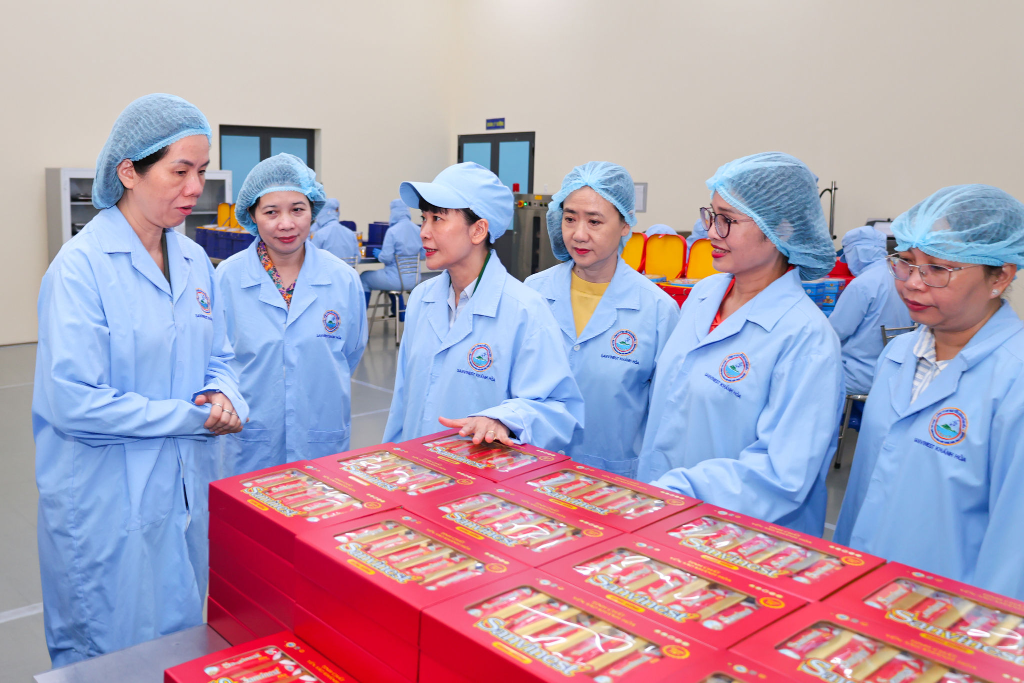 Đoàn công tác tìm hiểu về sản phẩm yến sào Khánh Hoà