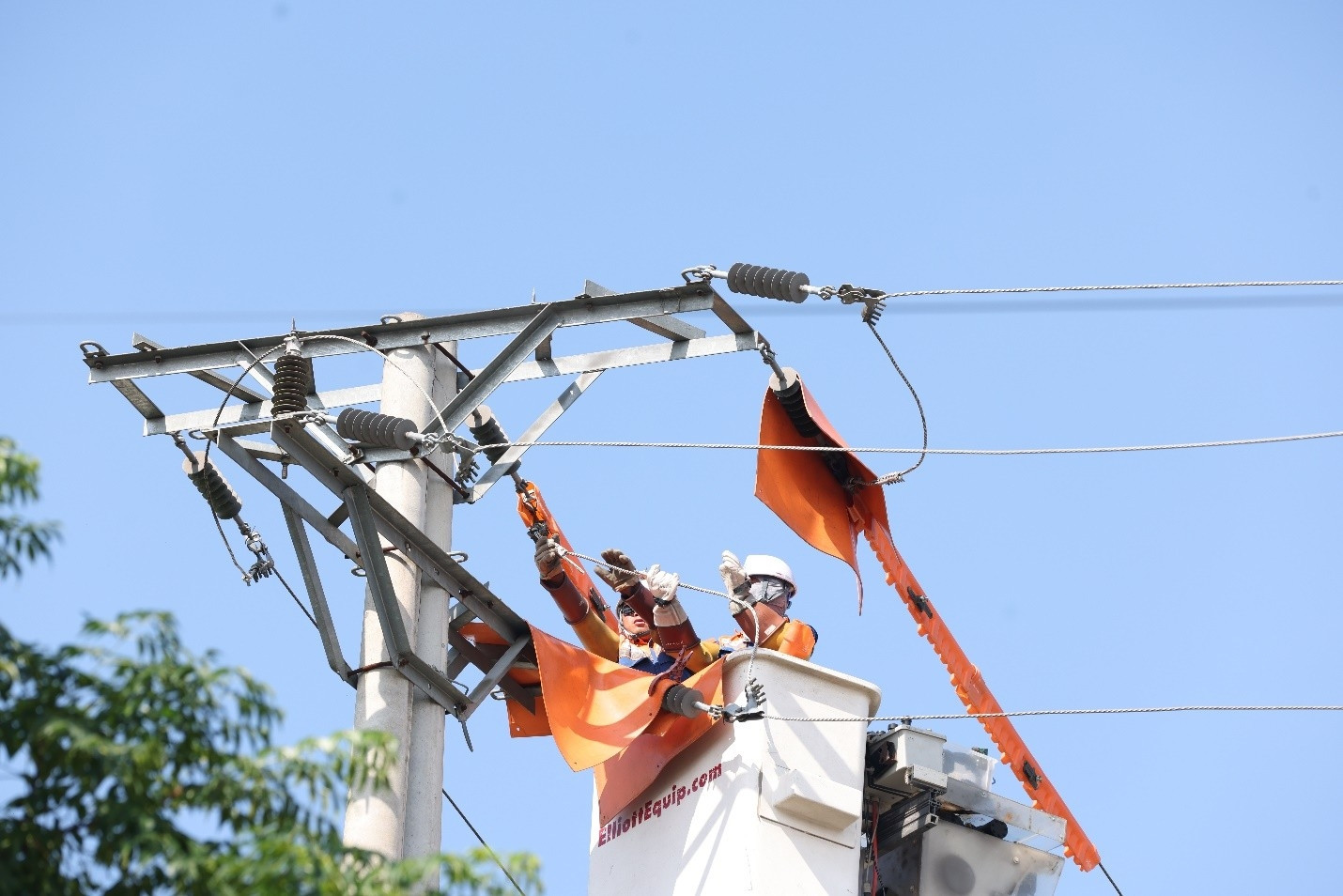 Lực lượng sửa chữa điện nóng (Hotline) EVNNPC thi công trực tiếp trên lưới điện 22kV giữa cao điểm nắng nóng