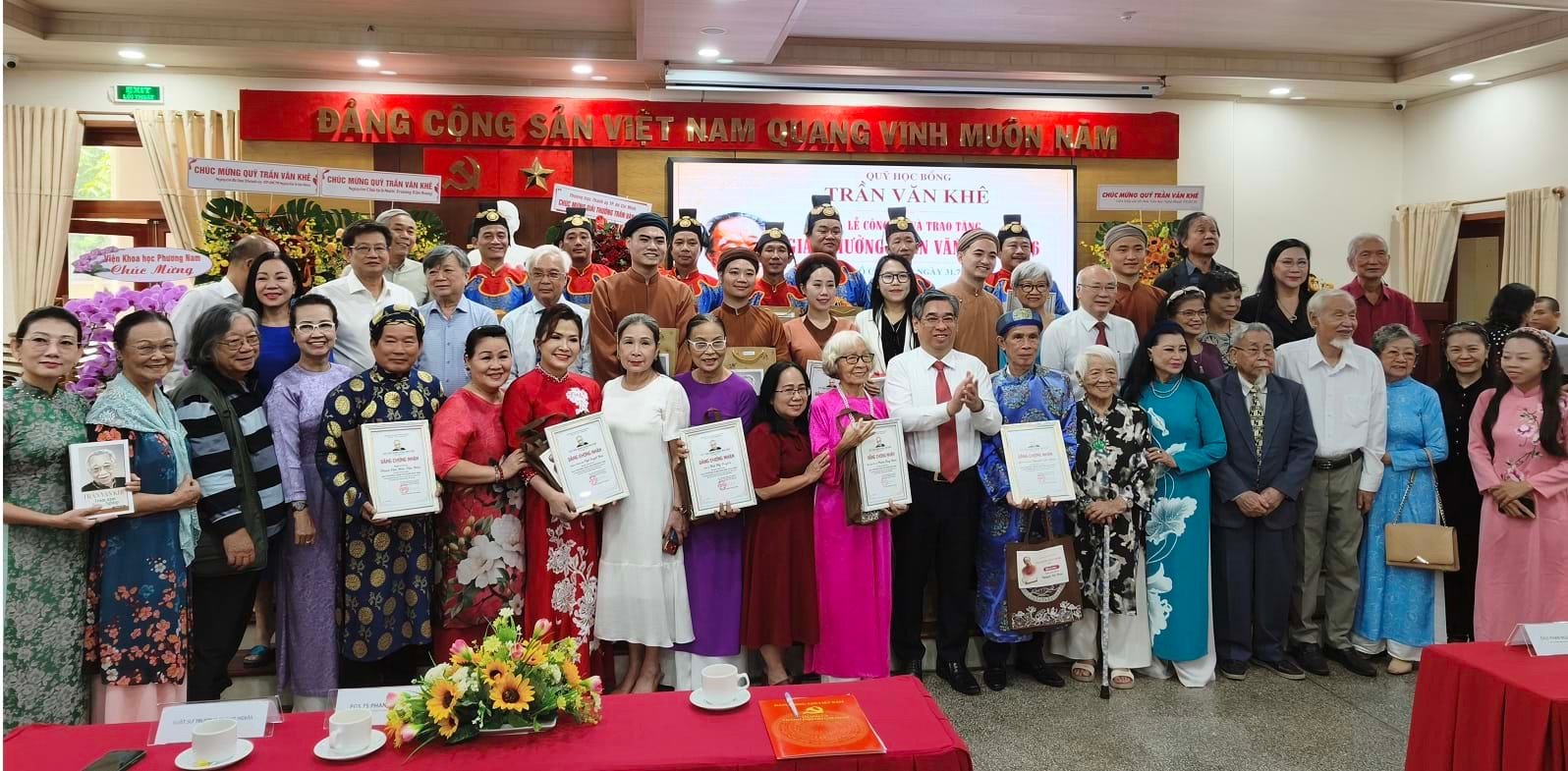 Các tập thể cá nhân nhận Giải thưởng Trần Văn Khê chụp hình lưu niệm với lãnh đạo TP.HCM