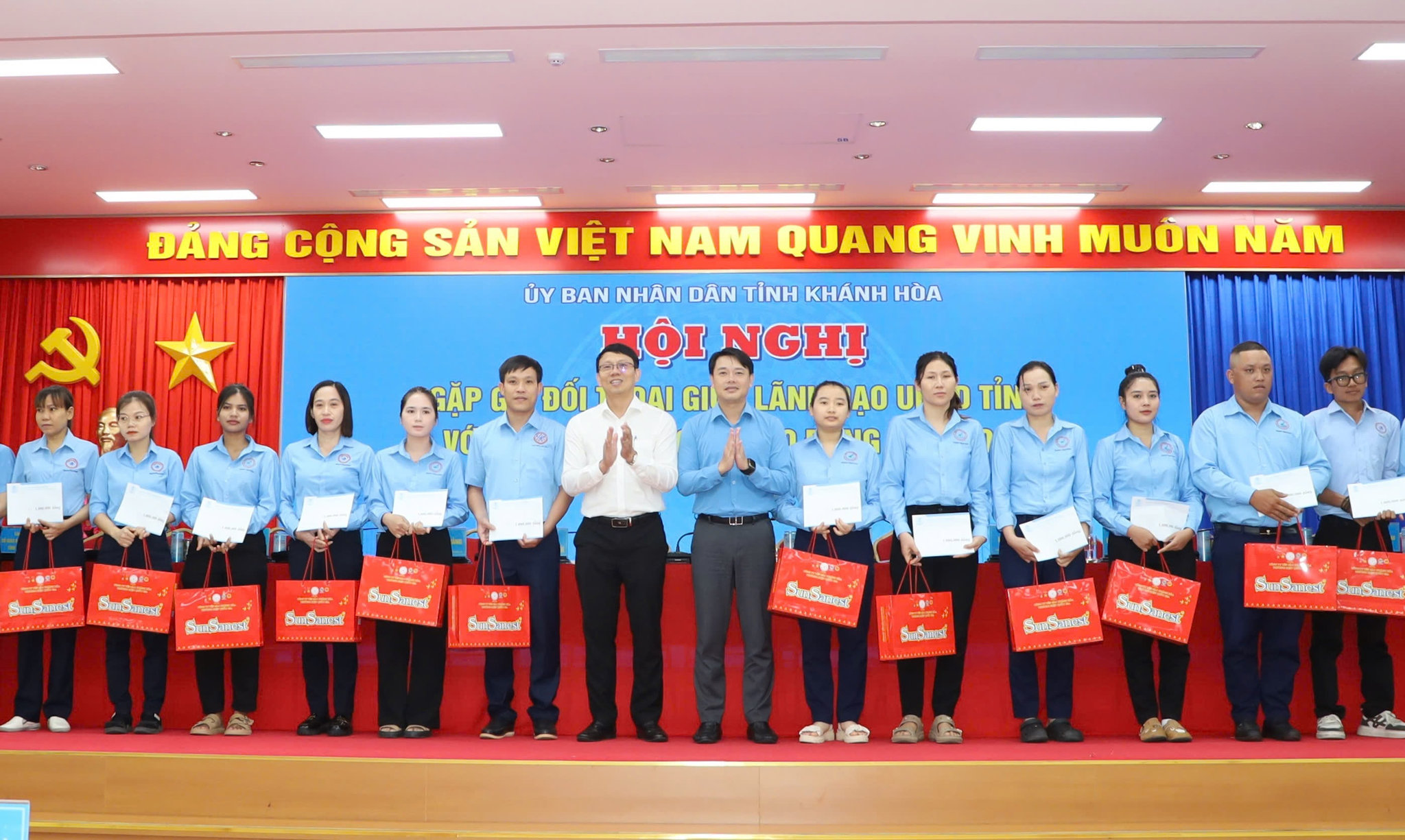 Đồng chí Nguyễn Thanh Hà và ông Bùi Hoài Nam - Phó Chủ tịch Ủy ban MTTQ Việt Nam tỉnh, Chủ tịch Liên đoàn Lao động tỉnh trao quà cho người lao động.