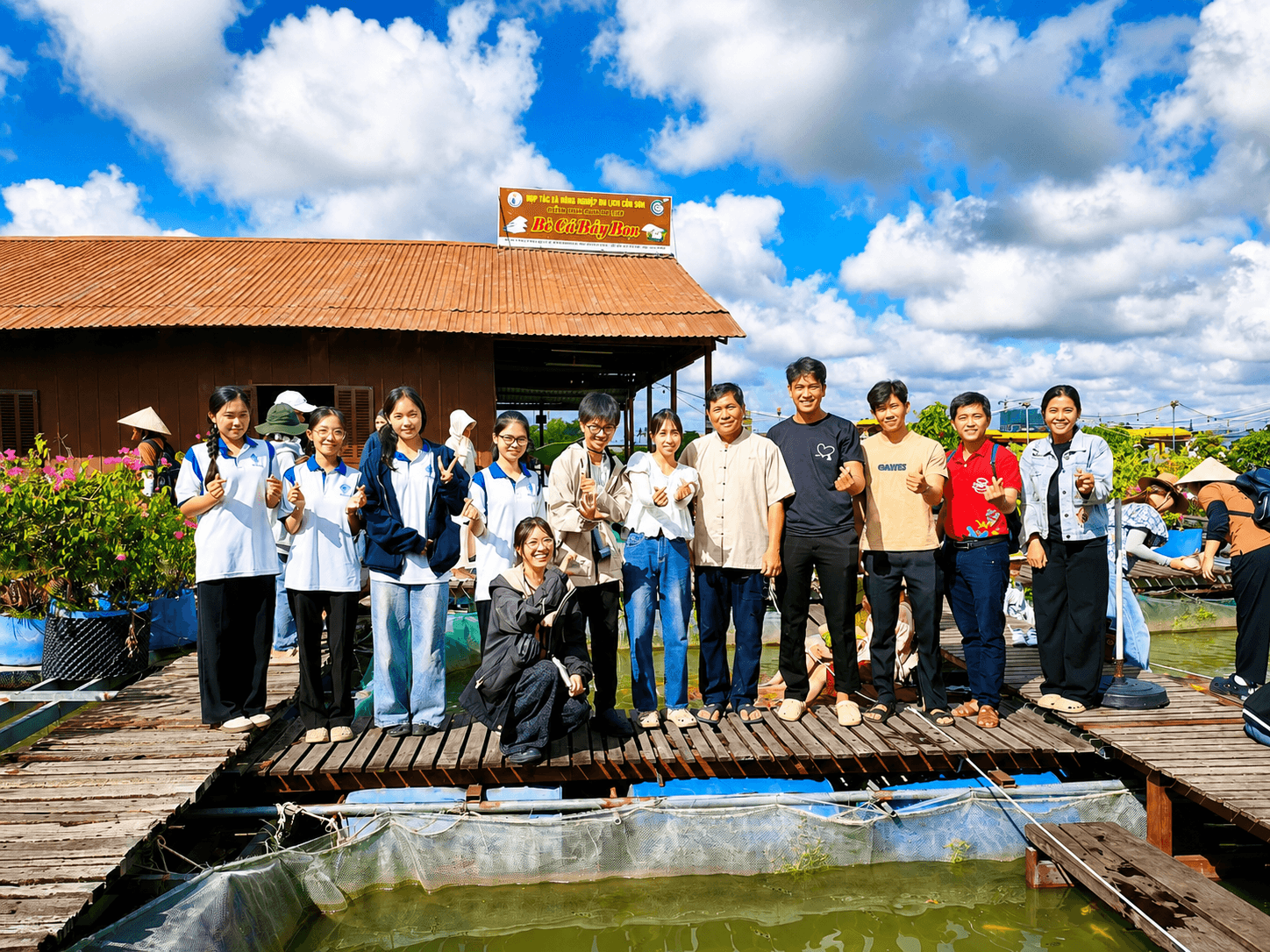 [02] Các đội đi thực địa (1)