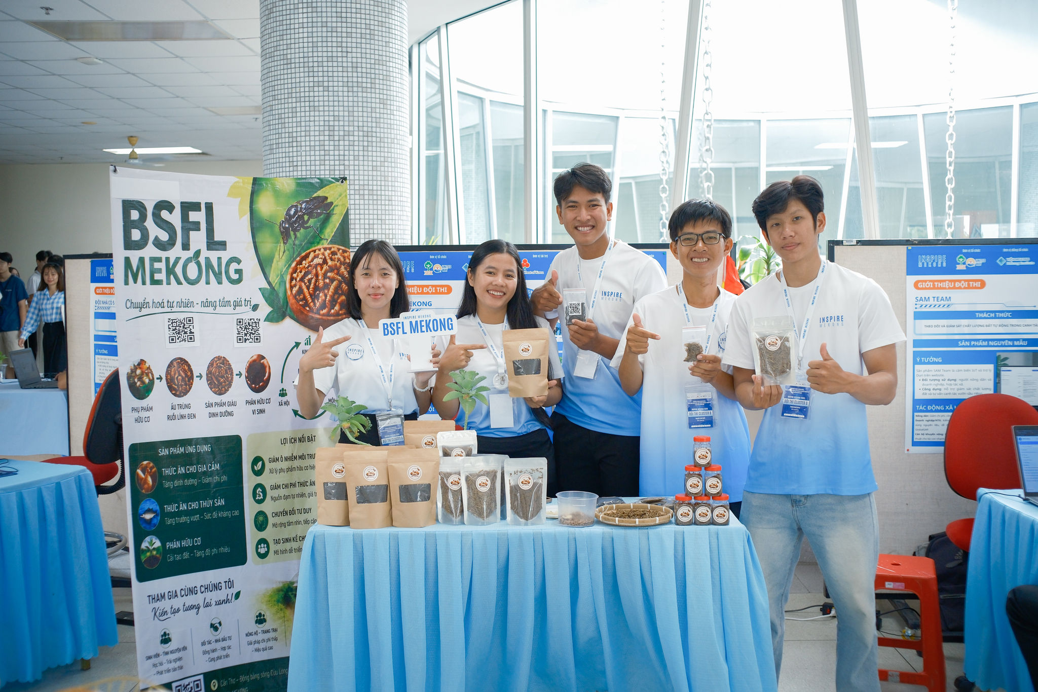 [06] Các đội thuyết trình tại booth (5) (1)