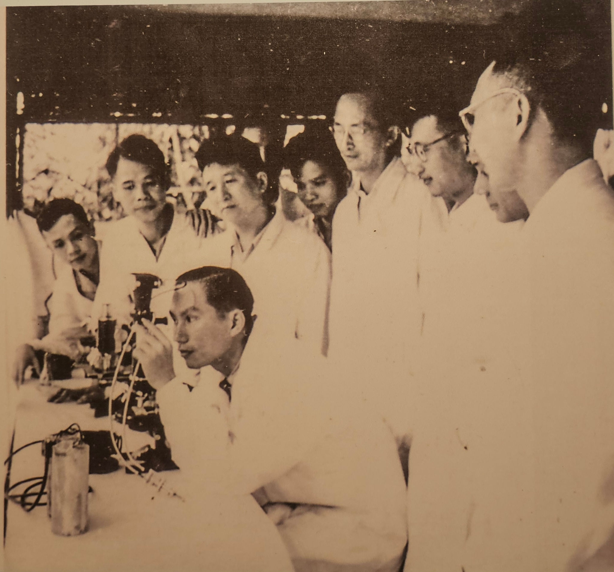 BS. Đặng Văn Ngữ (ngồi) làm việc với chuyên gia Trung Quốc tại Việt Bắc. Ảnh đang được trưng bày tại Công viên Di sản các nhà Khoa học Việt Nam - MEDDOM