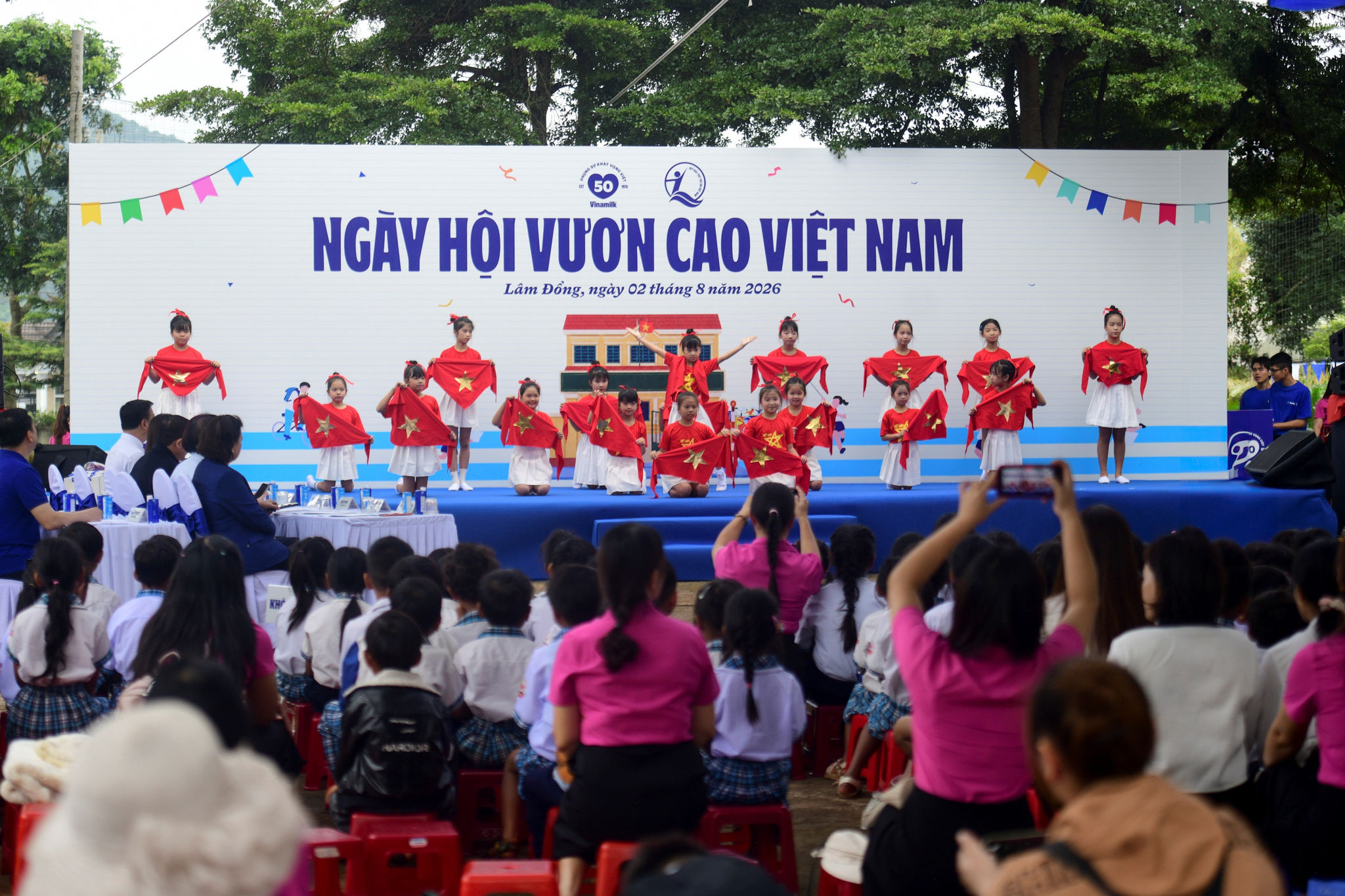 Toàn cảnh Ngày hội Vươn cao Việt Nam do Vinamilk và Quỹ sữa Vươn cao Việt Nam tổ chức tại Hiệp Thạnh, Lâm Đồng hôm 2/8 (Ảnh: Hải An).<br>