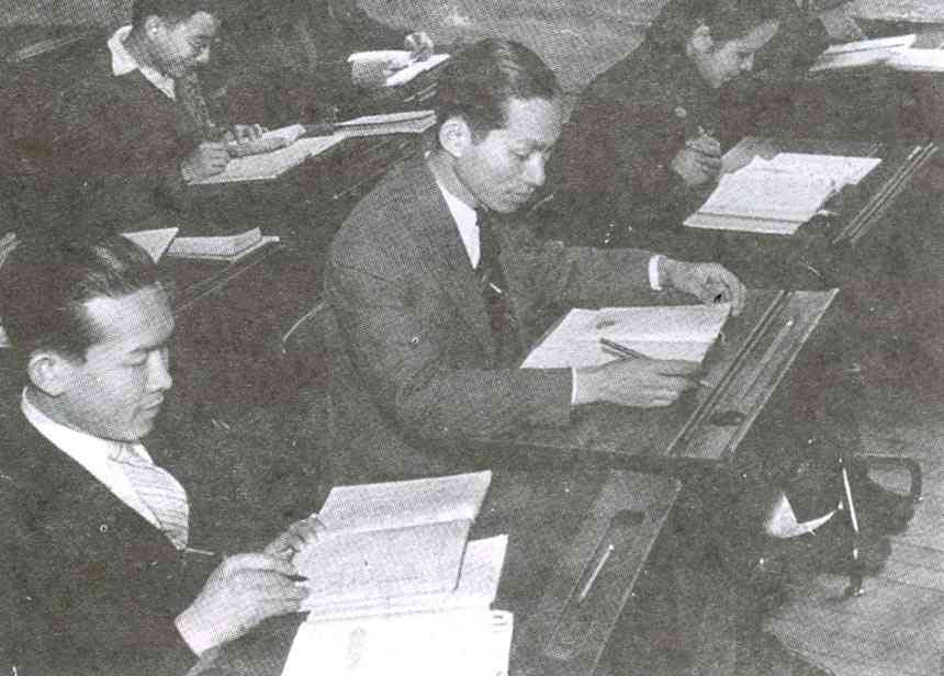 BS. Đặng Văn Ngữ (giữa) trong thời gian học tại Đông Kinh học xá – Nhật Bản (1943 – 1949). Ảnh: nghiencuulichsu