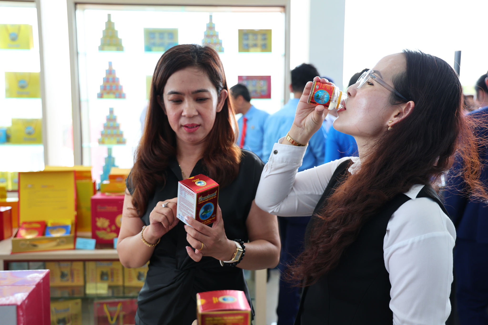  Khách hàng trải nghiệm sản phẩm mới 
