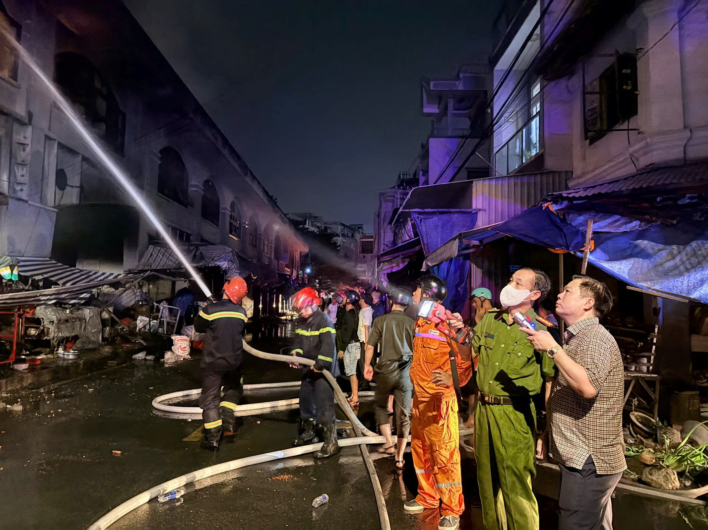Các lãnh đạo TP. Đồng Nai, Công an TP. Đồng Nai và phường Trấn Biên chỉ đạo chữa cháy tại hiện trường. Ảnh: Công an Đồng Nai.