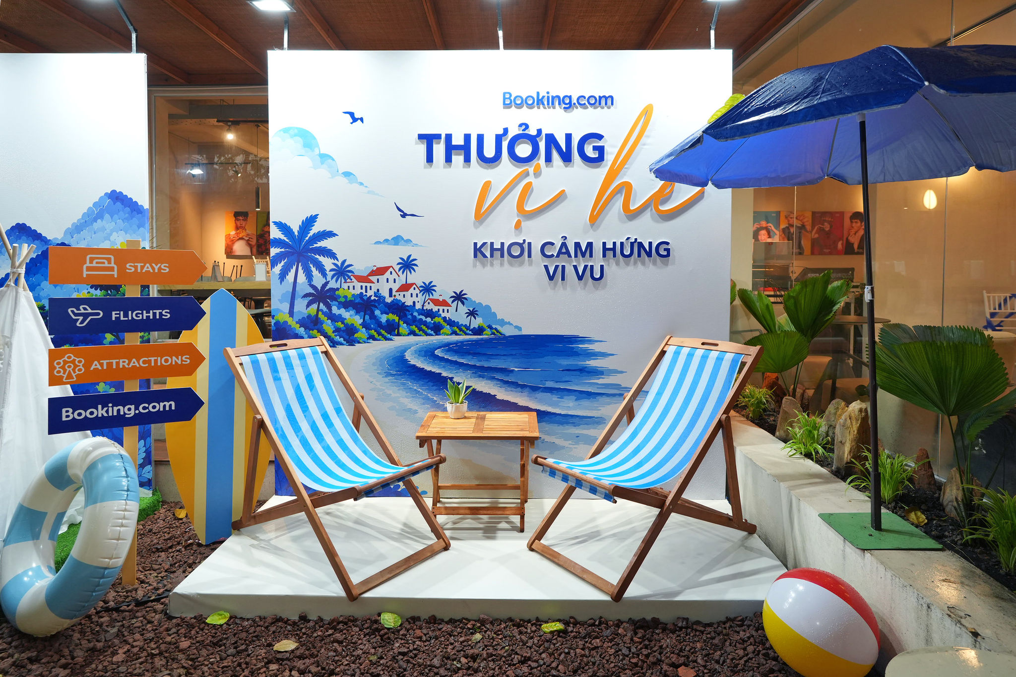 Không gian pop-up do nền tảng Booking được lấy cảm hứng từ những chuyến nghỉ dưỡng ven biển. 