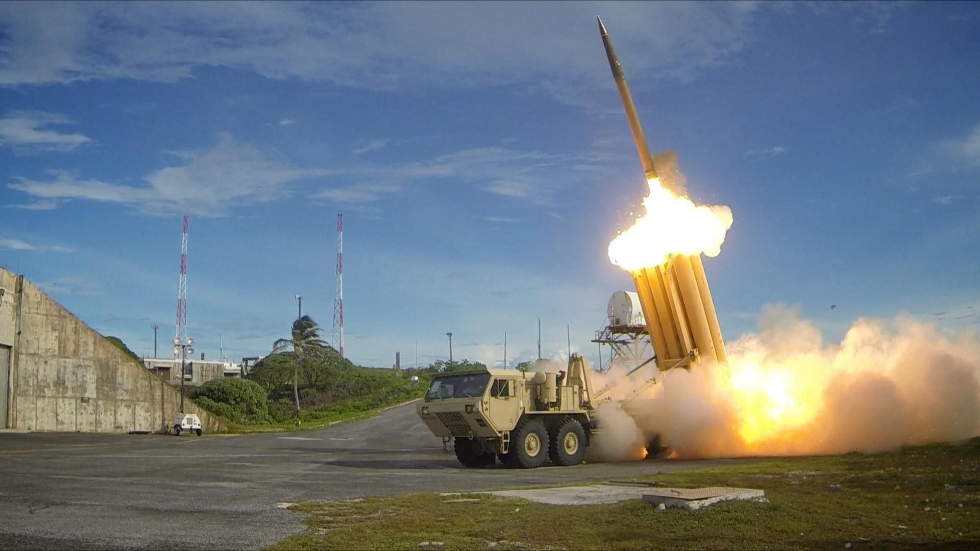 upload.wikimedia.org-wikipedia-commons-4-45-_the_first_of_two_terminal_high_altitude_area_defense_-thaad-_interceptors_is_launched_during_a_successful_intercept_test_-_us_army.jpg