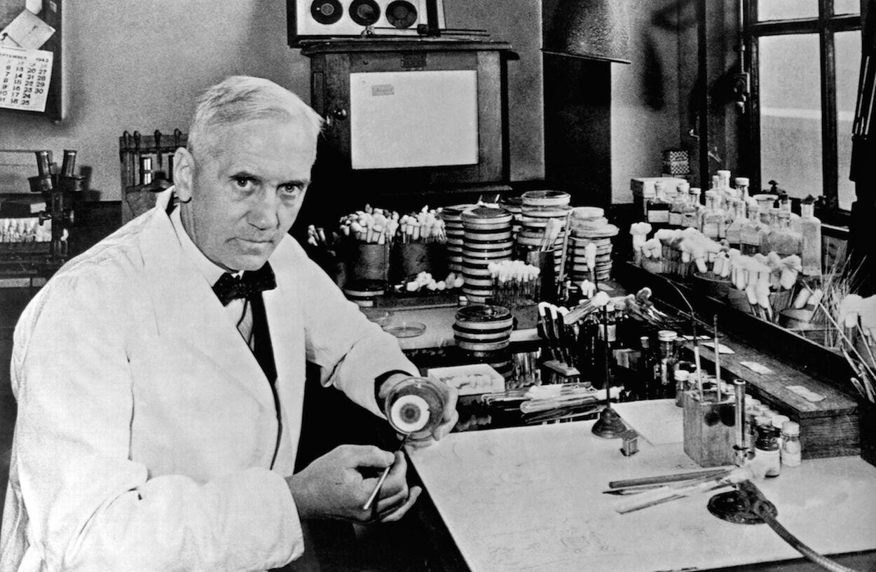 Alexander Fleming trong phòng thí nghiệm tại Trường Y Bệnh viện St Mary’s ở London, nơi ông tiến hành các nghiên cứu về vi khuẩn và penicillin.