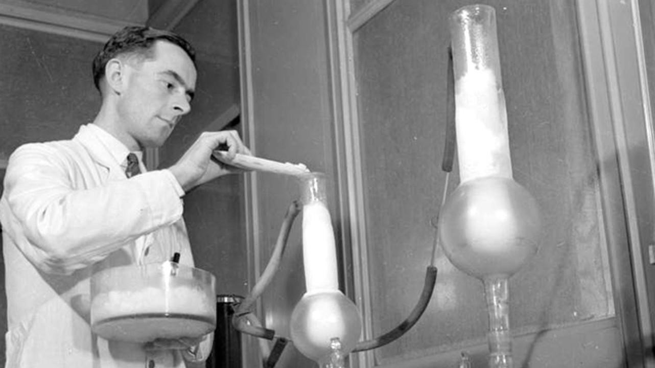 Nhà khoa học thực hiện quy trình chiết xuất, xử lý penicillin trong phòng thí nghiệm.