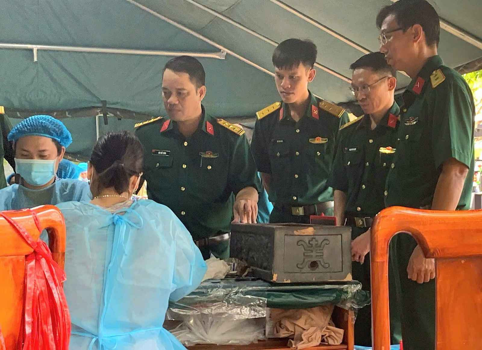 Trung đoàn 41 cũng đến thăm, tặng quà và động viên cán bộ, chiến sĩ Đội khai quật, lấy mẫu xác định danh tính hài cốt liệt sĩ tại Nghĩa trang Liệt sĩ Bình Phước. Ảnh: Bộ CHQS TP. Đồng Nai.