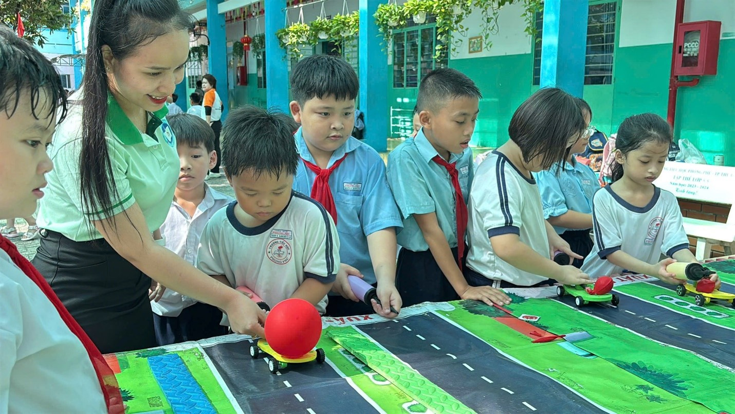 Nhiều trường học tại TP.HCM khuyến khích học sinh đi xe buýt đến trường. Ảnh: Thanh Bình.