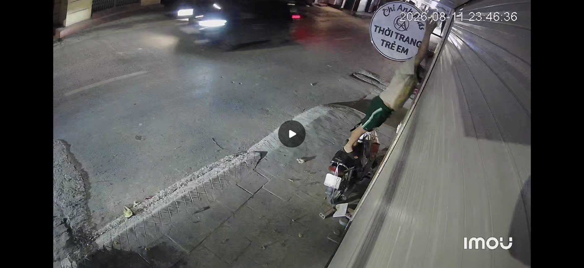 Đối tượng ngang nhiên vặt trộm camera trên đường Đại Mỗ (Phường Đại Mỗ, TP.Hà Nội)