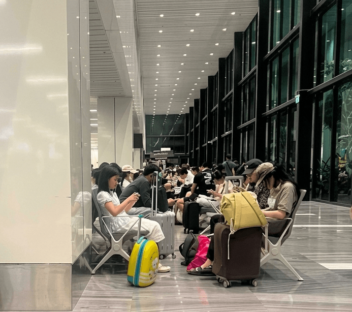 Hành khách ngồi chờ tại sân bay Tân Sơn Nhất. Ảnh: Huyền Anh. 