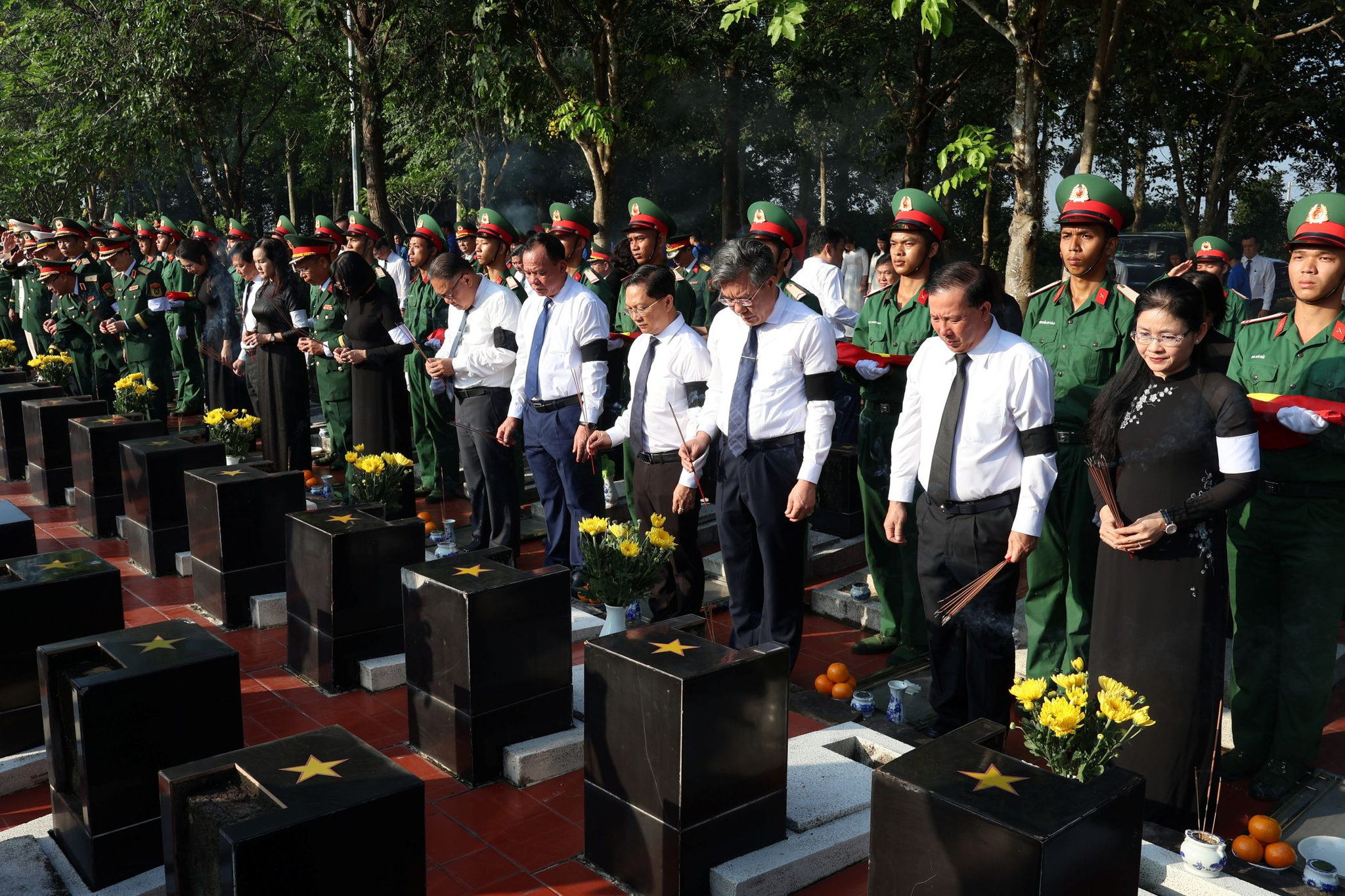 Lãnh đạo TP. Đồng Nai thành kính dâng hương trước khi thực hiện nghi thức an táng liệt sĩ. Ảnh Nguyệt Hà. 