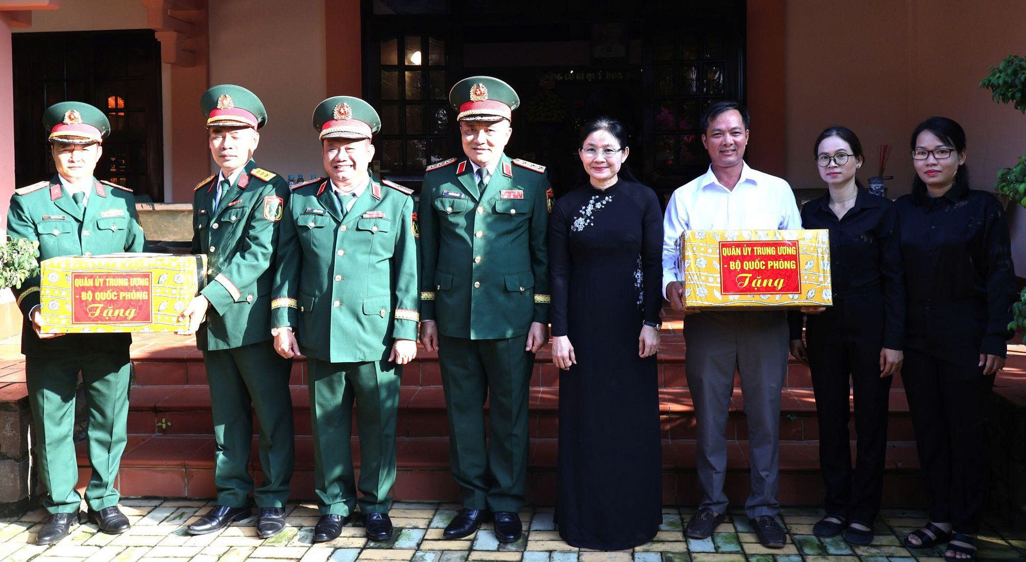 Thượng tướng Nguyễn Văn Hiền - Thứ trưởng Bộ Quốc phòng và bà Tôn Ngọc Hạnh - Ủy viên Trung ương Đảng, Phó Bí thư Thường trực Thành ủy, Chủ tịch HĐND TP. Đồng Nai tặng quà các đơn vị. Ảnh: Nguyệt Hà