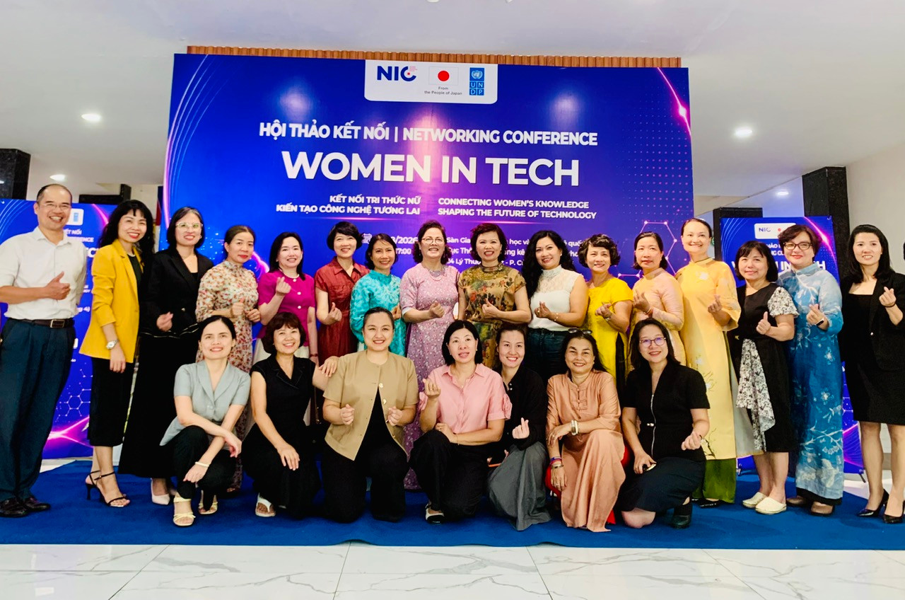 Các nhà khoa học ký MoU check in