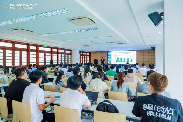 Chương trình thu hút đông đảo giảng viên và sinh viên tham dự